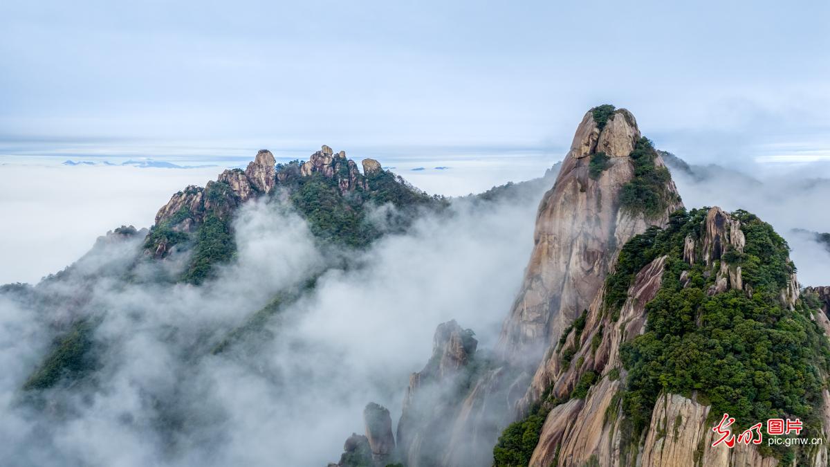 峰奇云涌景色秀