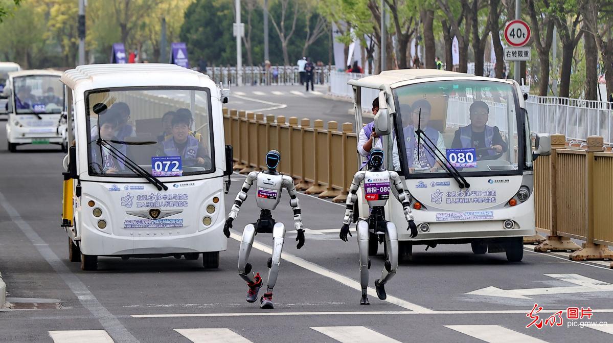 2026北京亦庄半程马拉松暨人形机器人半程马拉松鸣枪开跑