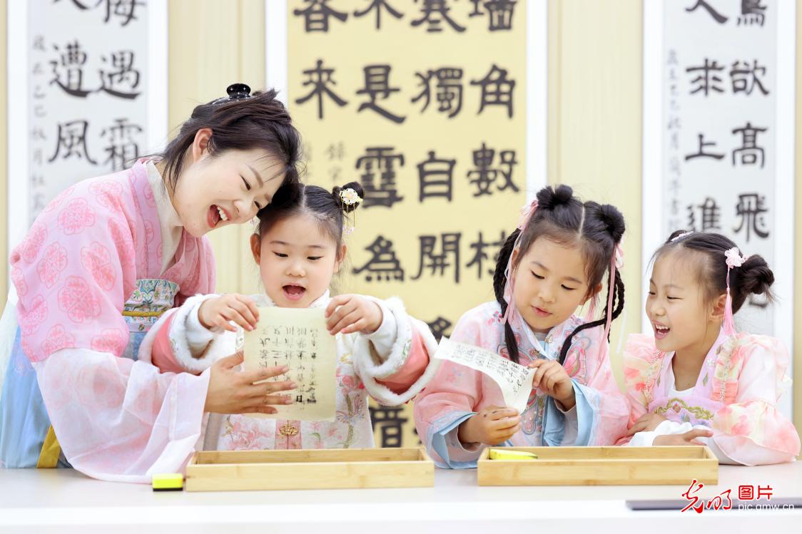诵读经典承文脉 悦读书香育新人 诵读经典承文脉 悦读书香育新人