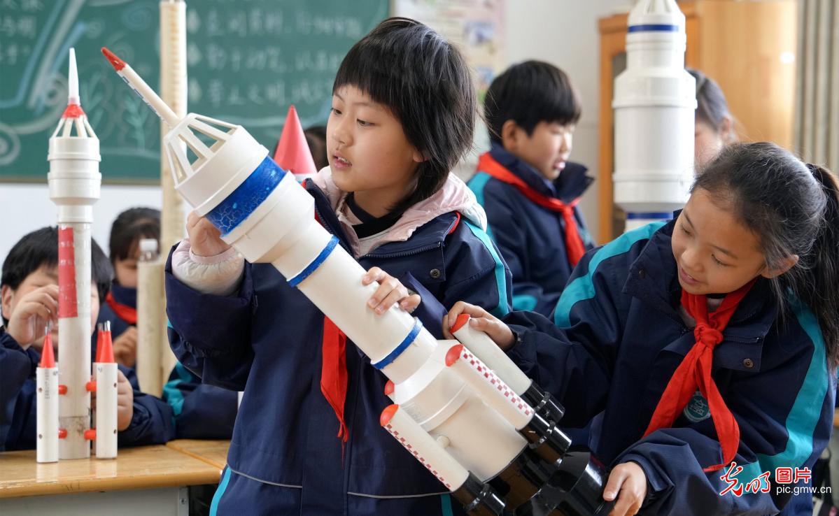 多彩科普迎航天日 童心筑梦探苍穹 多彩科普迎航天日 童心筑梦探苍穹