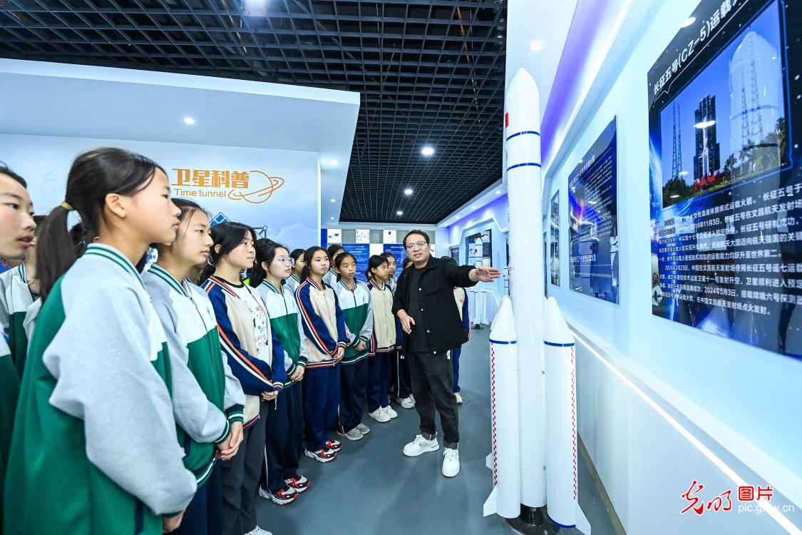 多彩科普迎航天日 童心筑梦探苍穹 多彩科普迎航天日 童心筑梦探苍穹