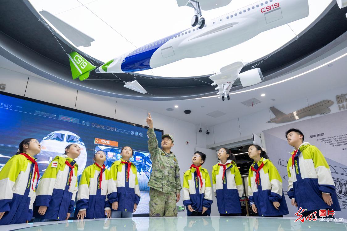 多彩科普迎航天日 童心筑梦探苍穹 多彩科普迎航天日 童心筑梦探苍穹
