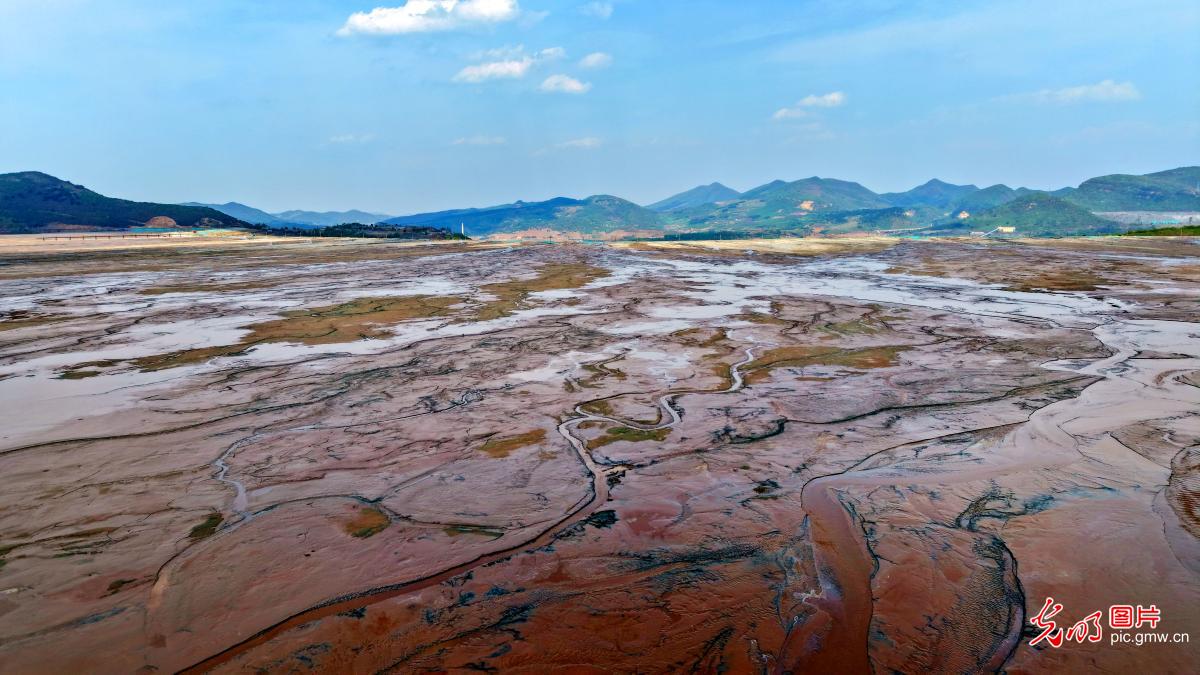 尾矿池斑斓色彩形成特殊肌理宛如大地油画 尾矿池斑斓色彩形成特殊肌理宛如大地油画