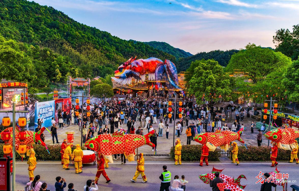 鳌鱼飞天耀夜色 非遗文旅醉游人 鳌鱼飞天耀夜色 非遗文旅醉游人
