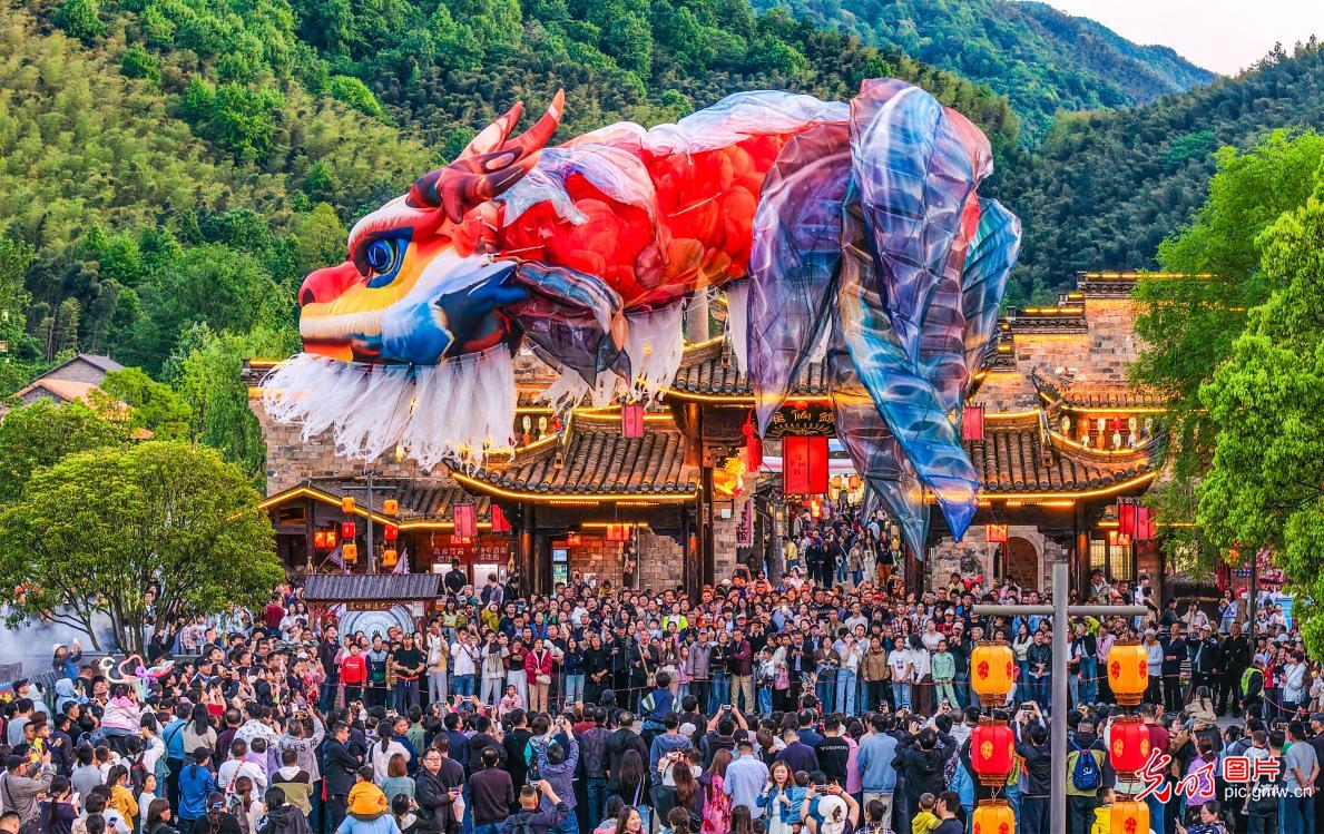 鳌鱼飞天耀夜色 非遗文旅醉游人 鳌鱼飞天耀夜色 非遗文旅醉游人