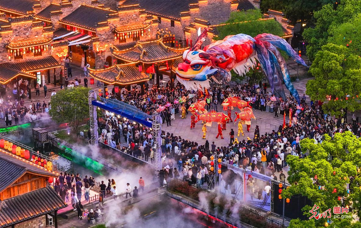 鳌鱼飞天耀夜色 非遗文旅醉游人 鳌鱼飞天耀夜色 非遗文旅醉游人