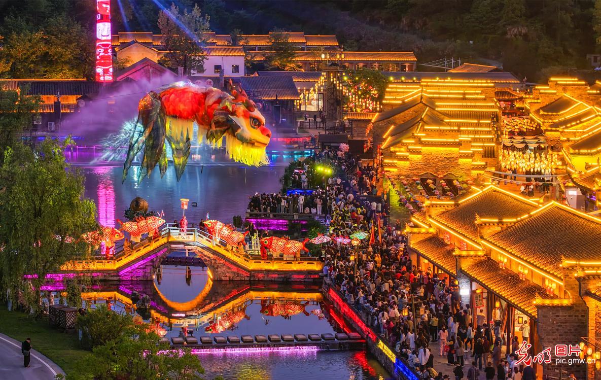 鳌鱼飞天耀夜色 非遗文旅醉游人 鳌鱼飞天耀夜色 非遗文旅醉游人