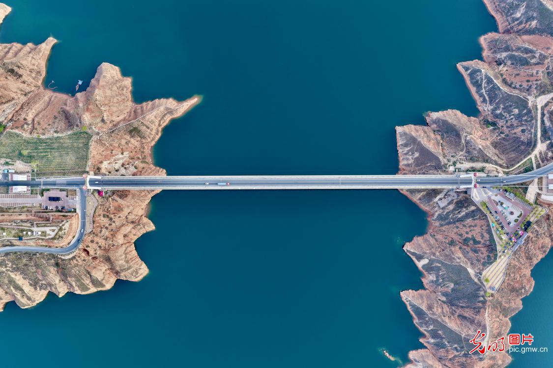 一桥横碧水 高峡起雄姿