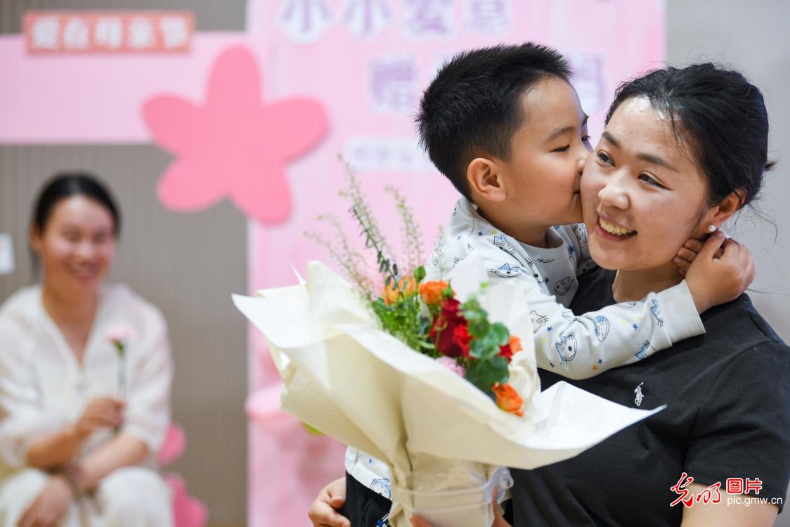 温情相伴母亲节 多彩活动颂母爱 温情相伴母亲节 多彩活动颂母爱