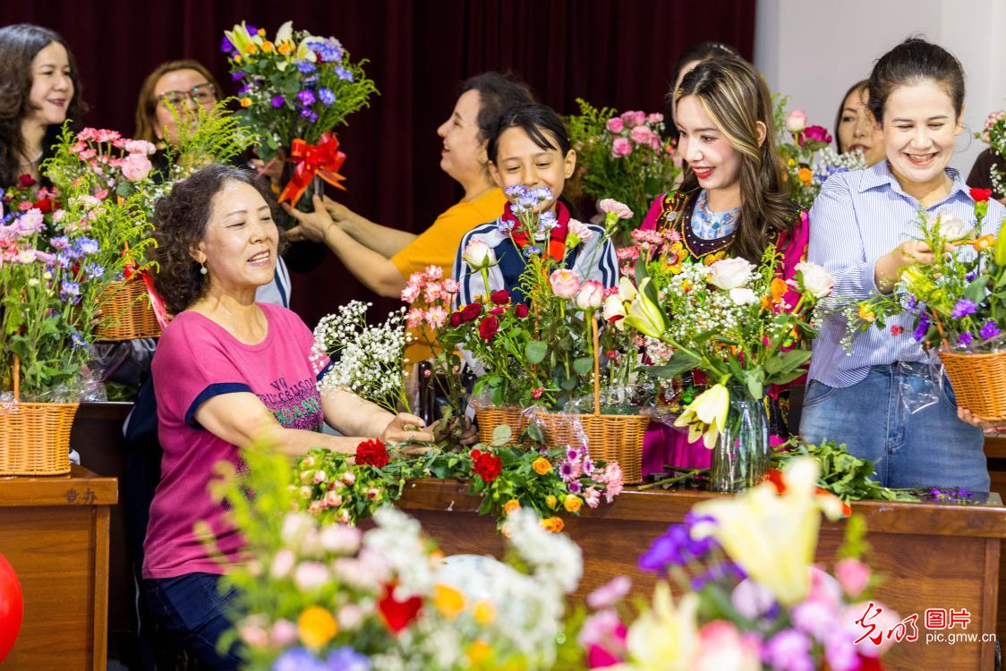温情相伴母亲节 多彩活动颂母爱 温情相伴母亲节 多彩活动颂母爱