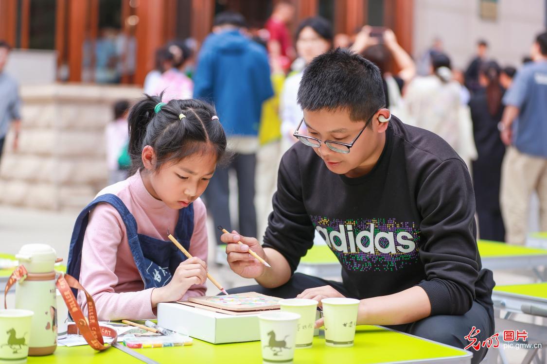 体验矿物颜料 传承文保技艺 体验矿物颜料 传承文保技艺