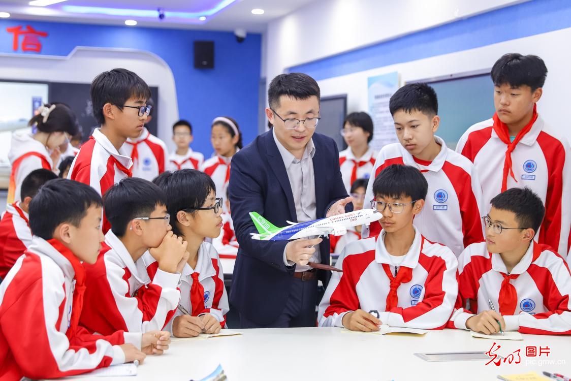 探索航空奥秘 点亮科学梦想 探索航空奥秘 点亮科学梦想