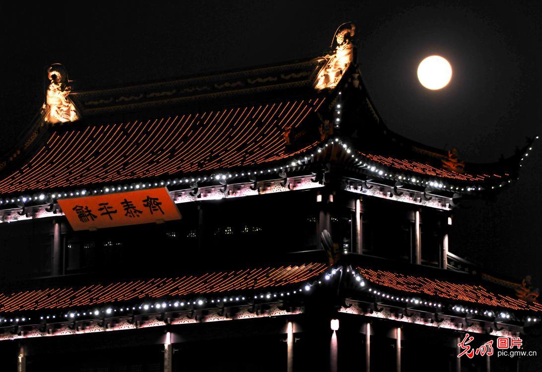 “蓝月亮”邂逅年度最小满月 “蓝月亮”邂逅年度最小满月