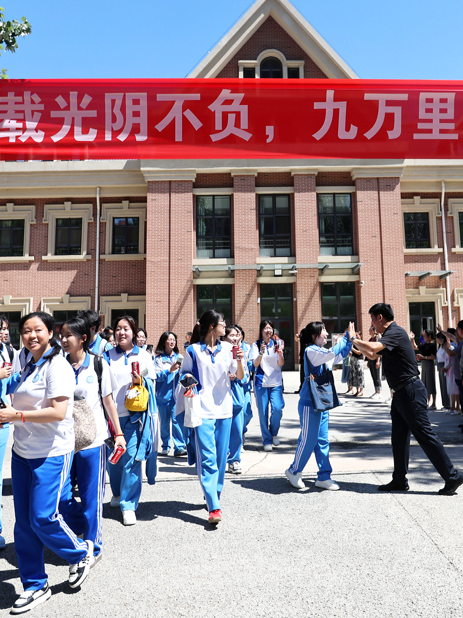 【聚焦高考 逐梦今夏】多彩祝福致青春,从容落笔向未来 【聚焦高考 逐梦今夏】多彩祝福致青春,从容落笔向未来