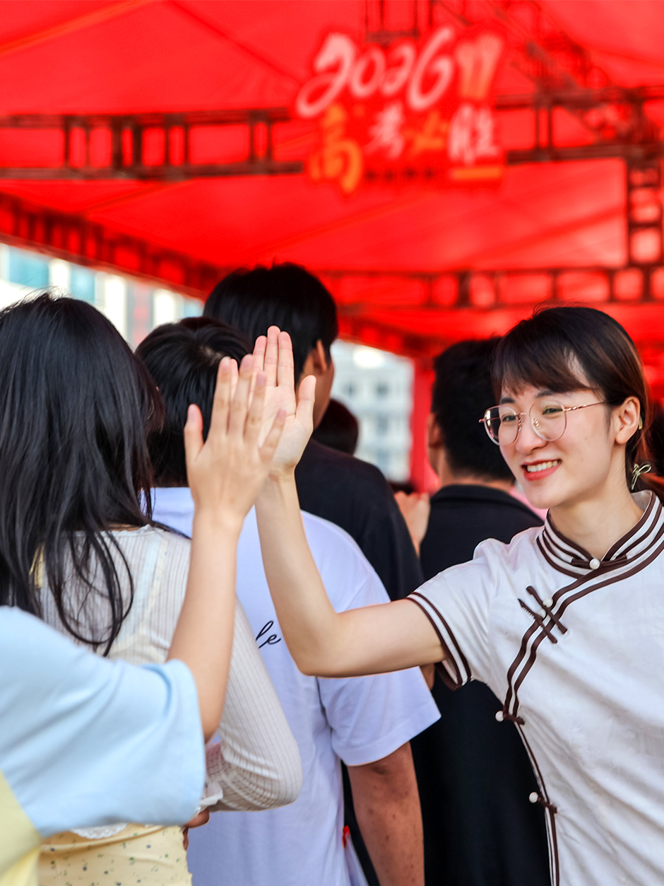 【聚焦高考 逐梦今夏】学子执笔追梦,各方同心护航 【聚焦高考 逐梦今夏】学子执笔追梦,各方同心护航