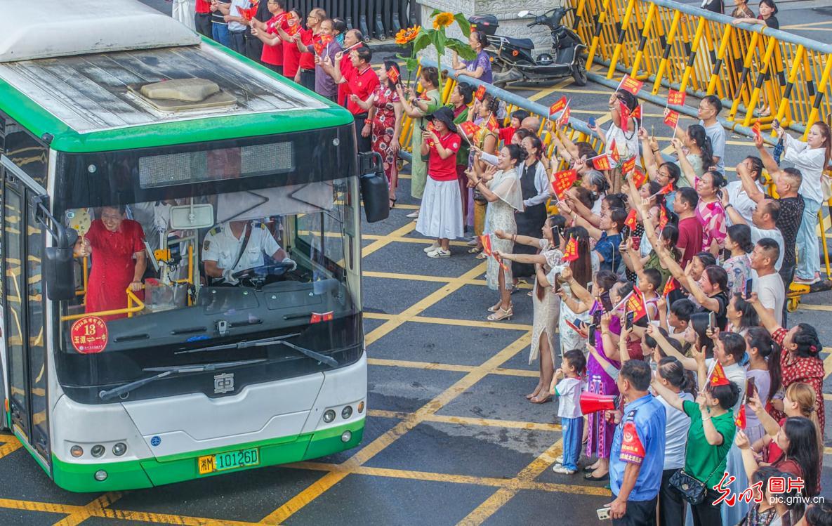 2026年高考启幕 暖心陪伴赴考场 2026年高考启幕 暖心陪伴赴考场