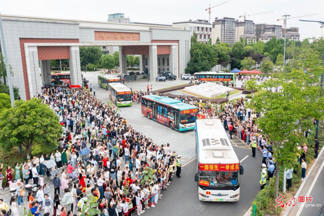 2026年高考启幕 暖心陪伴赴考场 2026年高考启幕 暖心陪伴赴考场