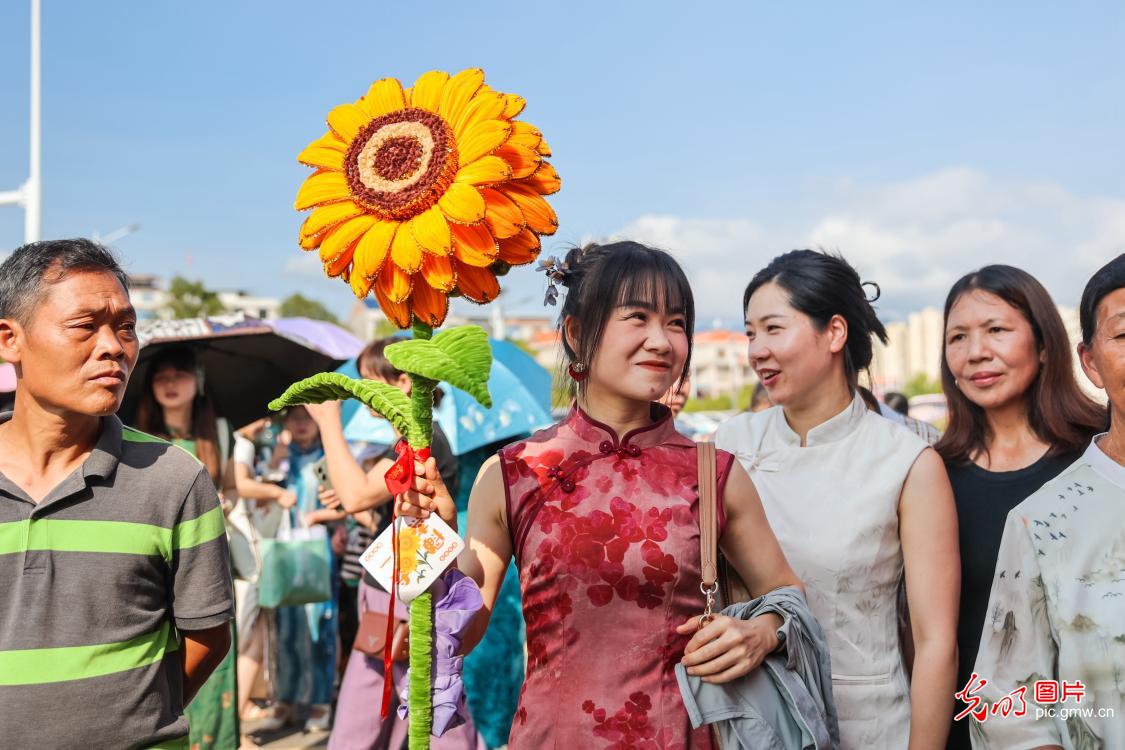 2026年高考启幕 暖心陪伴赴考场 2026年高考启幕 暖心陪伴赴考场