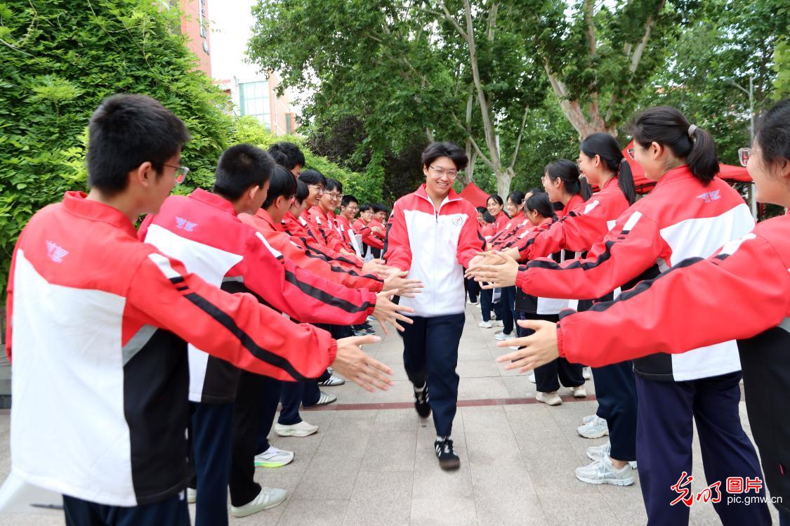 高考收官启新程 少年逐梦赴山海