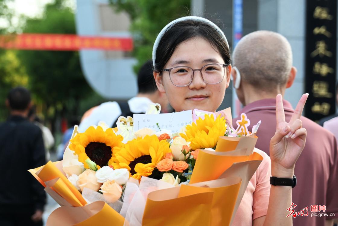 高考收官启新程 少年逐梦赴山海