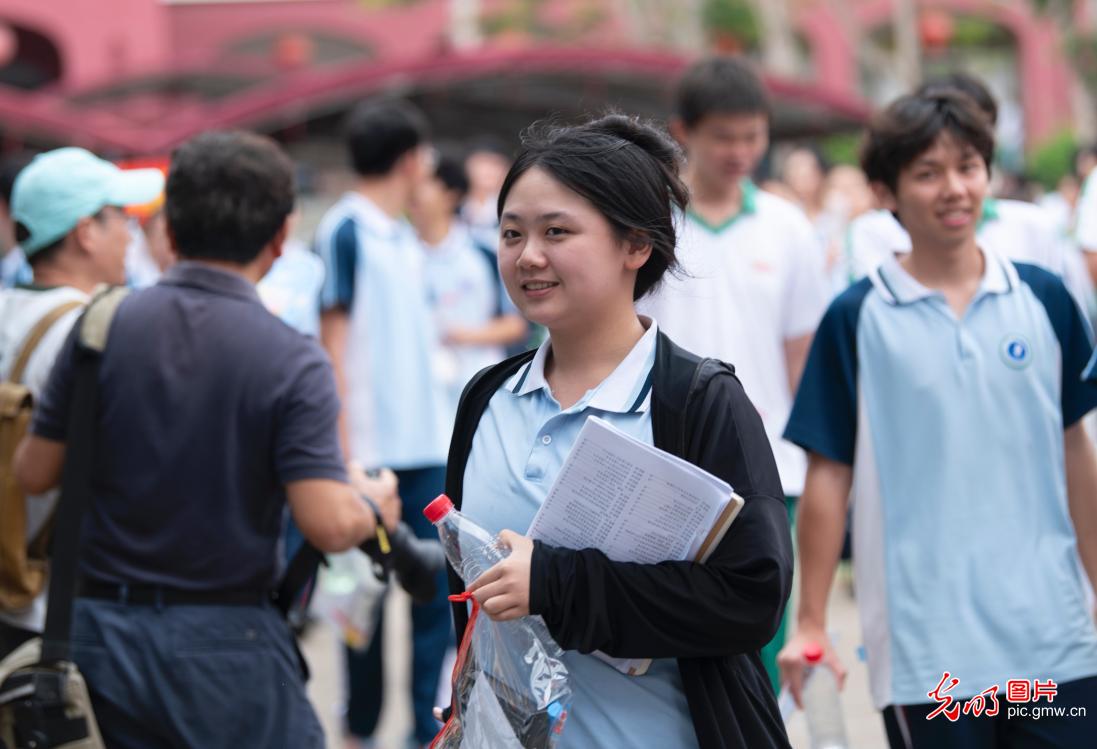 高考收官启新程 少年逐梦赴山海