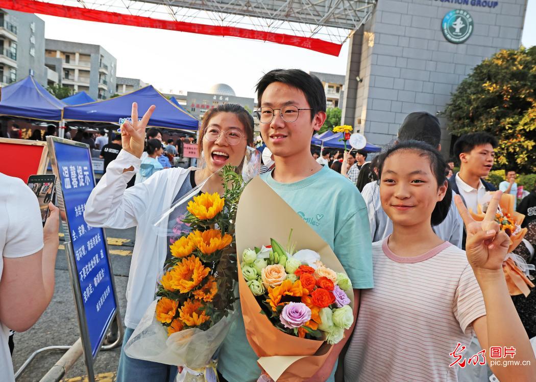 高考收官启新程 少年逐梦赴山海