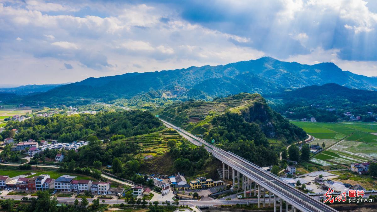 公路穿山翠 车行入画中
