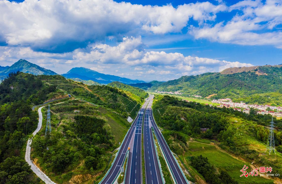 公路穿山翠 车行入画中