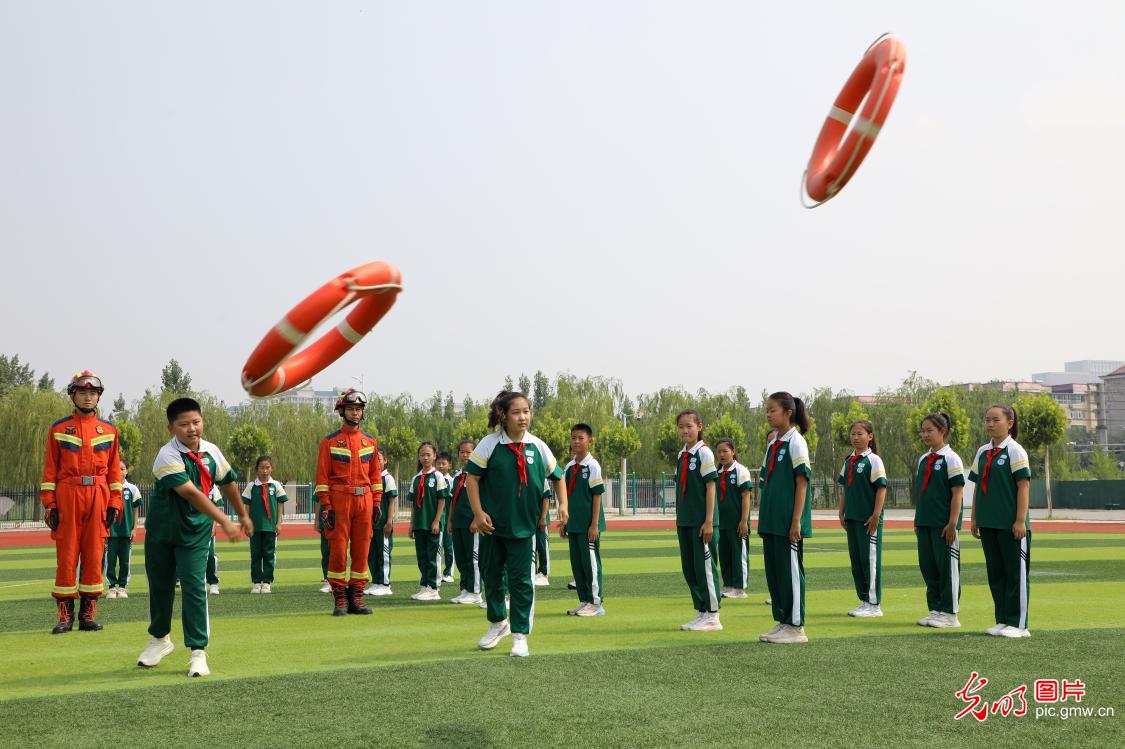 学习“防溺水知识”迎暑假
