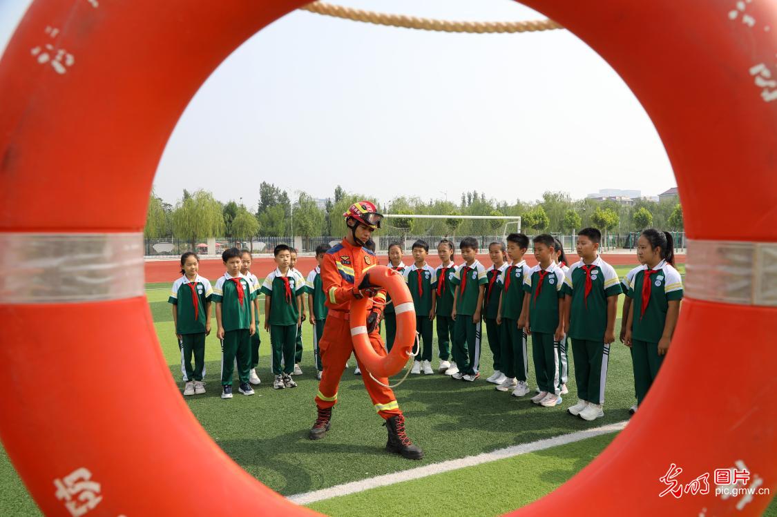 学习“防溺水知识”迎暑假