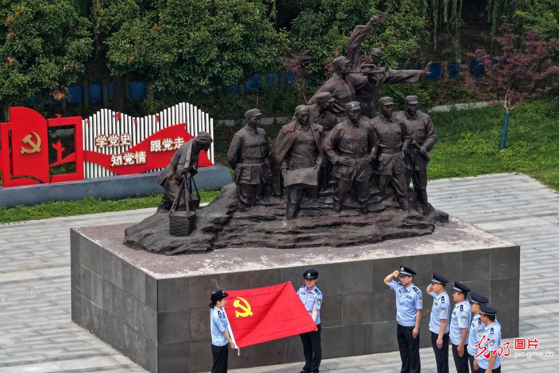 党旗高扬庆华诞 初心如磐启新程