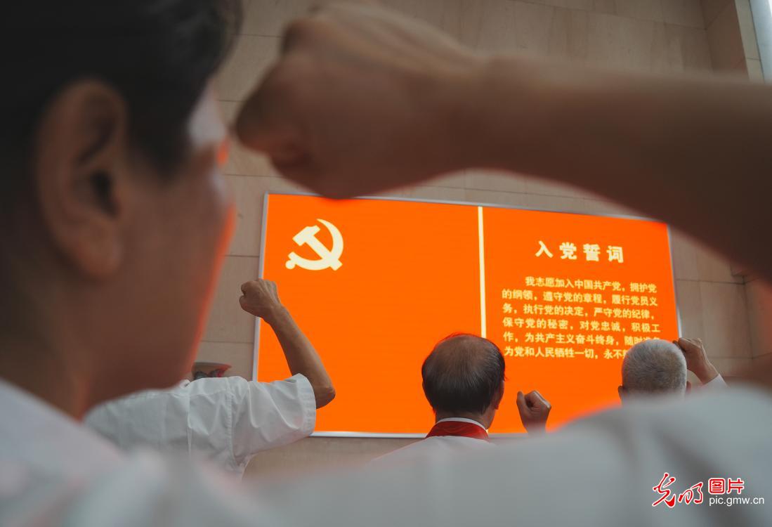 党旗高扬庆华诞 初心如磐启新程