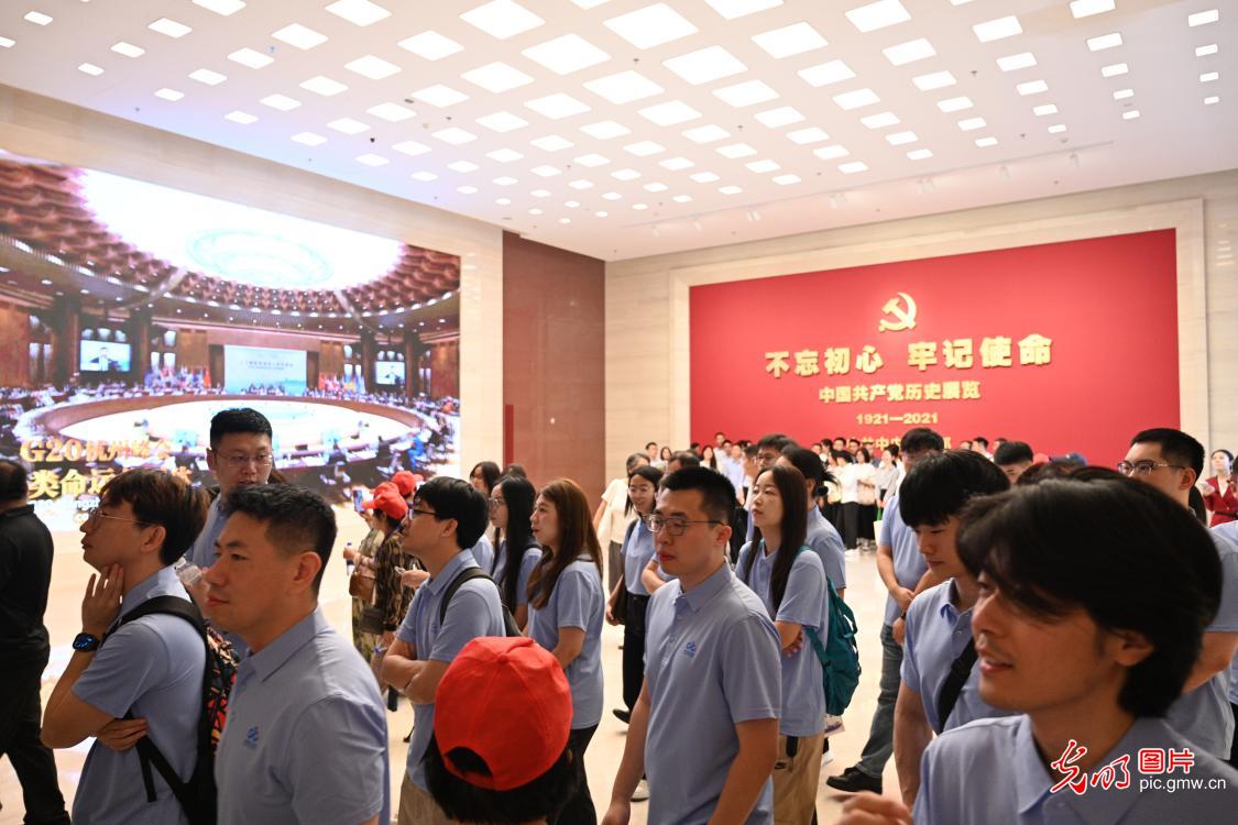 党旗高扬庆华诞 初心如磐启新程