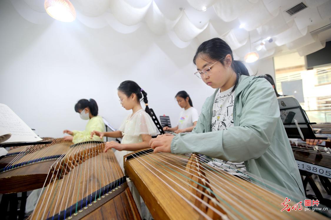艺体科普齐绽放 多彩假期助成长