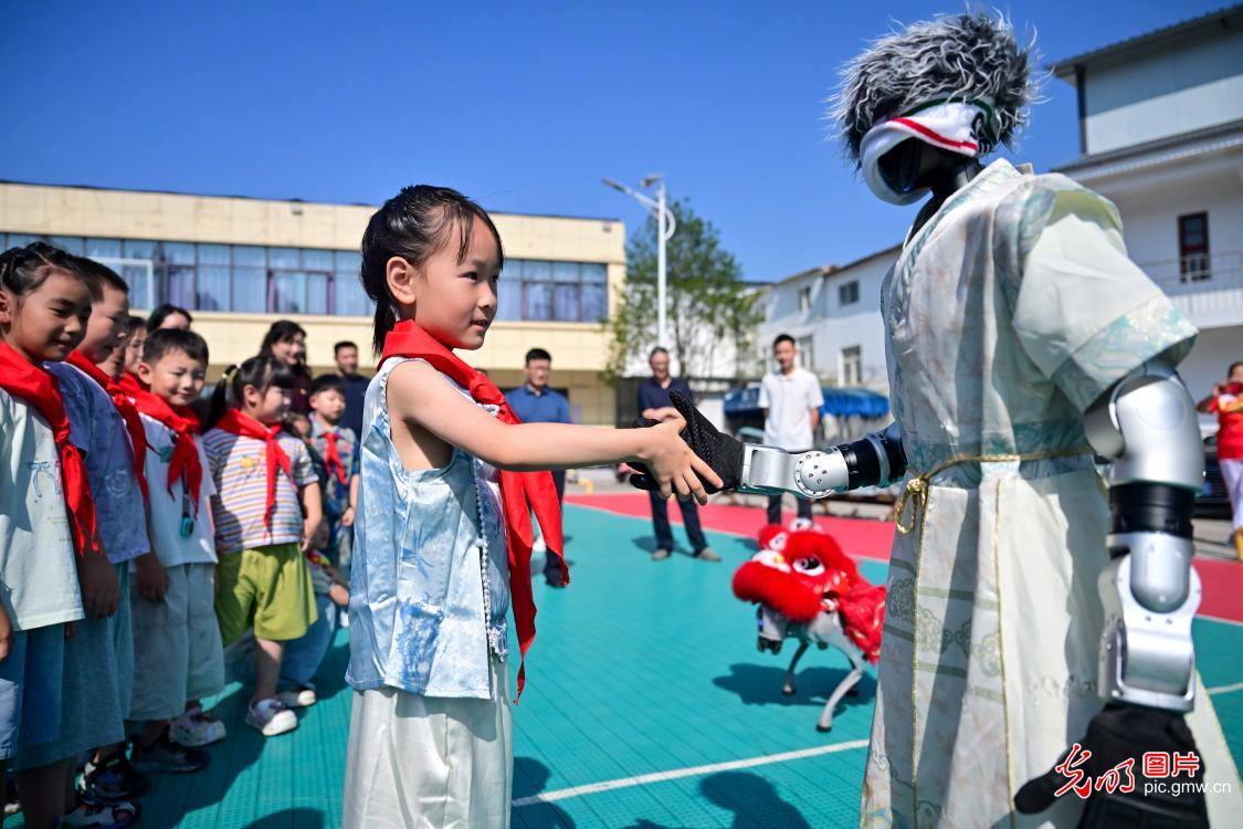艺体科普齐绽放 多彩假期助成长