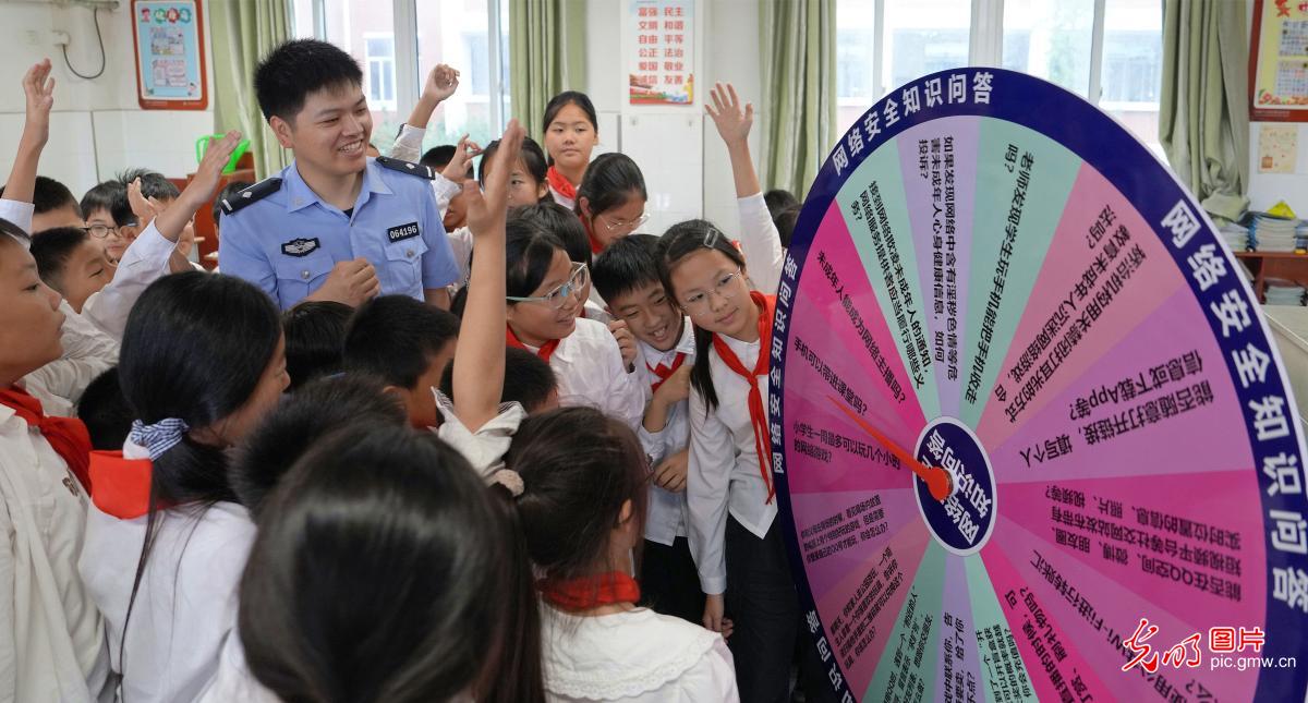 暑期将至 各地织密安全防护网