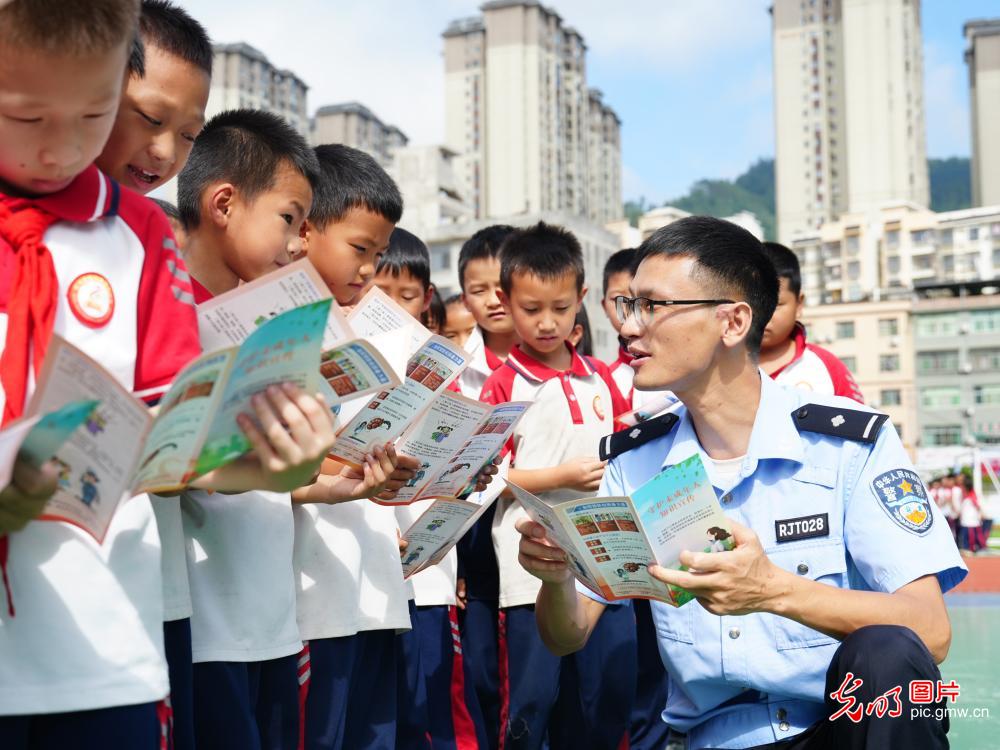 暑期将至 各地织密安全防护网