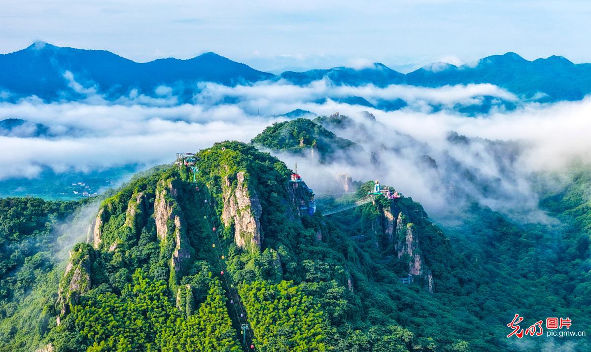 云海绕山峦 风景美如画