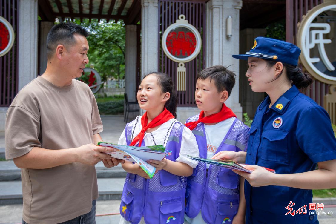 实操演练学消防自救本领 筑牢青少年暑期安全防线