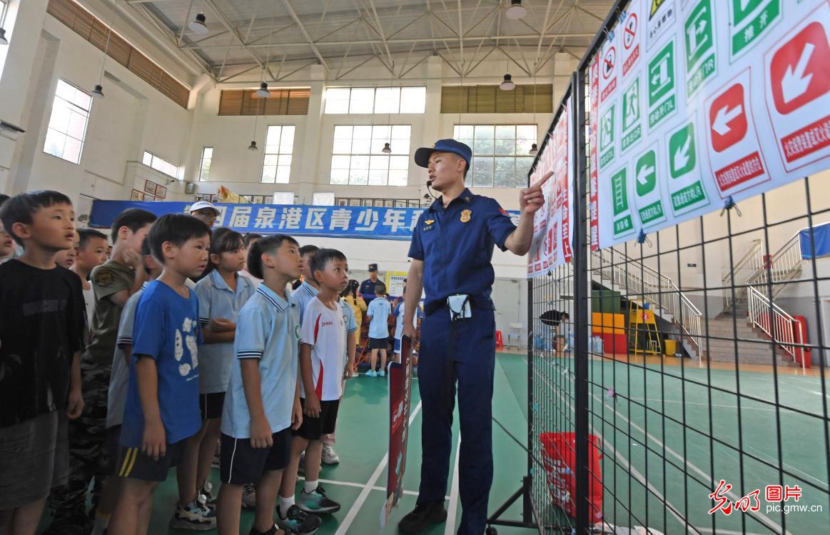 实操演练学消防自救本领 筑牢青少年暑期安全防线