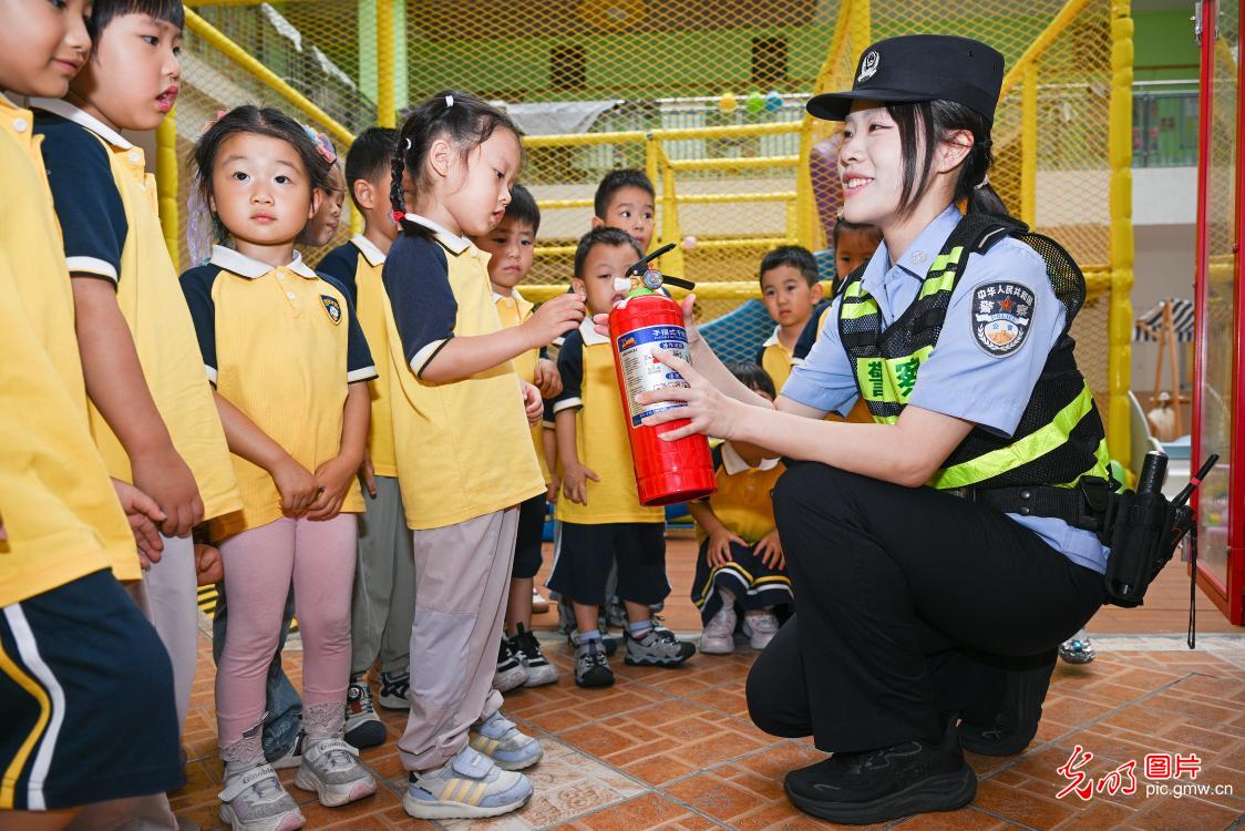 实操演练学消防自救本领 筑牢青少年暑期安全防线
