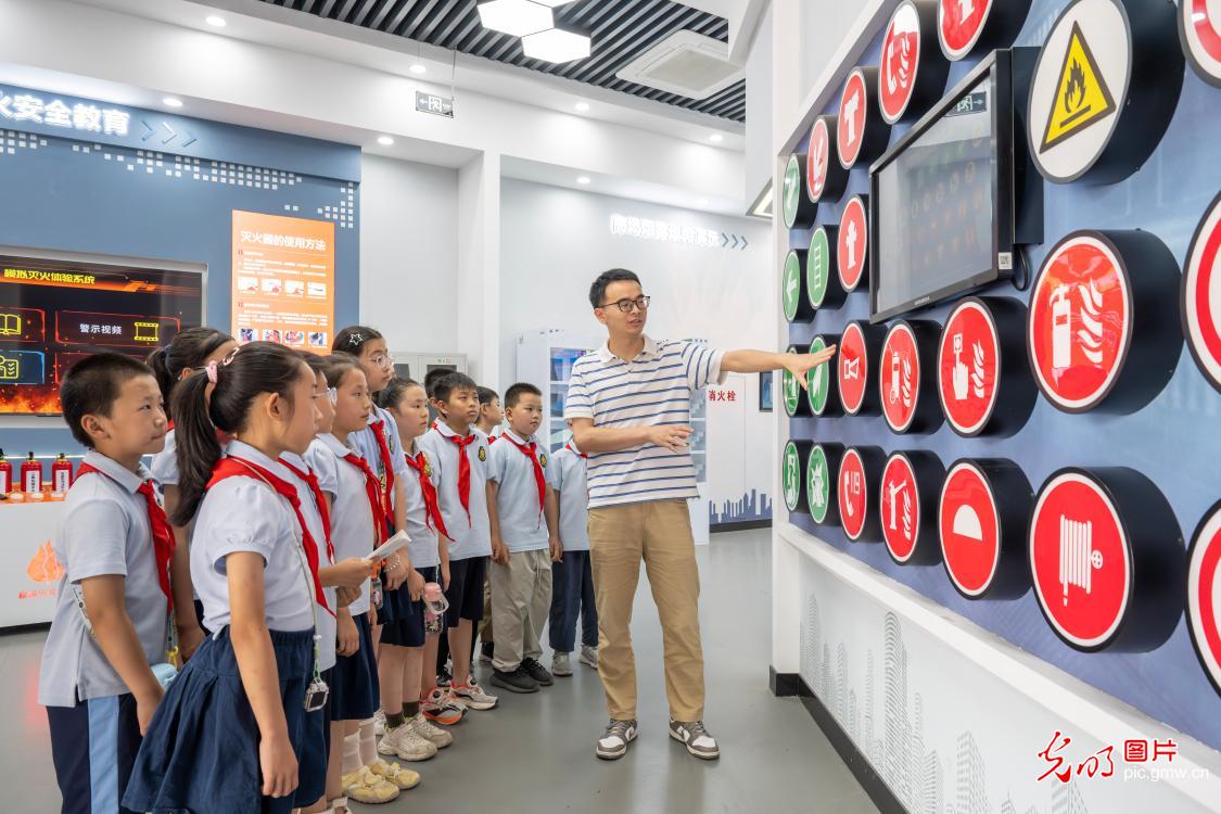 实操演练学消防自救本领 筑牢青少年暑期安全防线