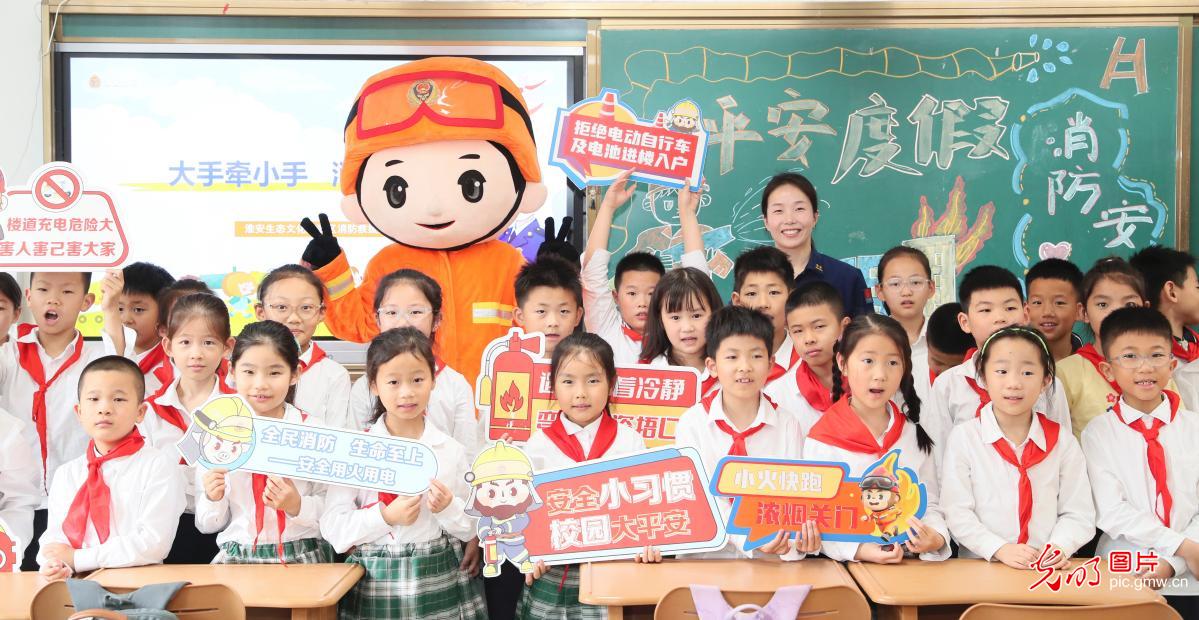 实操演练学消防自救本领 筑牢青少年暑期安全防线