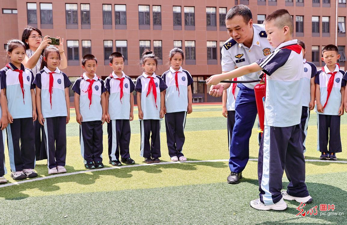 实操演练学消防自救本领 筑牢青少年暑期安全防线