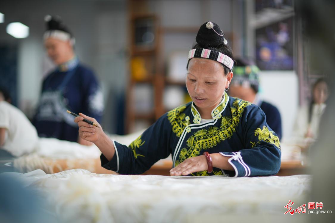 巧手绘蜡染 非遗促增收