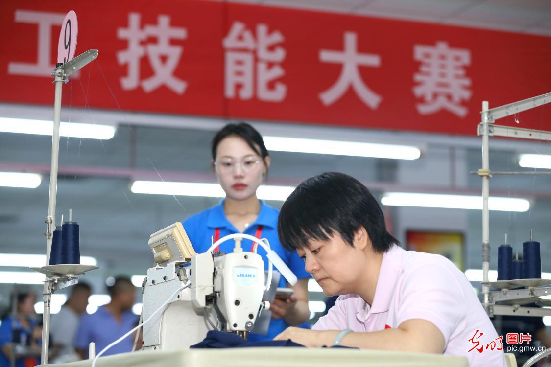 缝纫工比赛拼技能