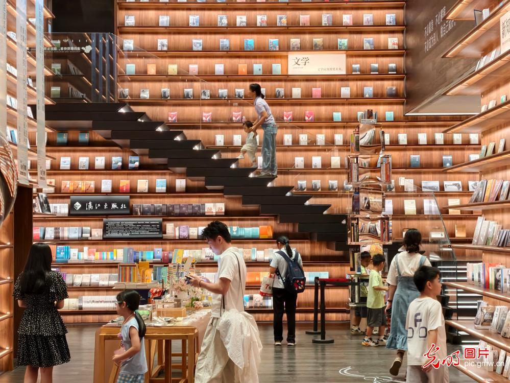 观展求知拓眼界 开卷品书度暑期