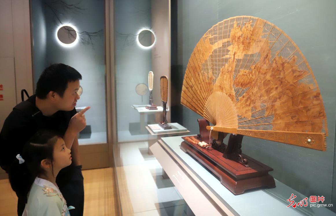 观展求知拓眼界 开卷品书度暑期