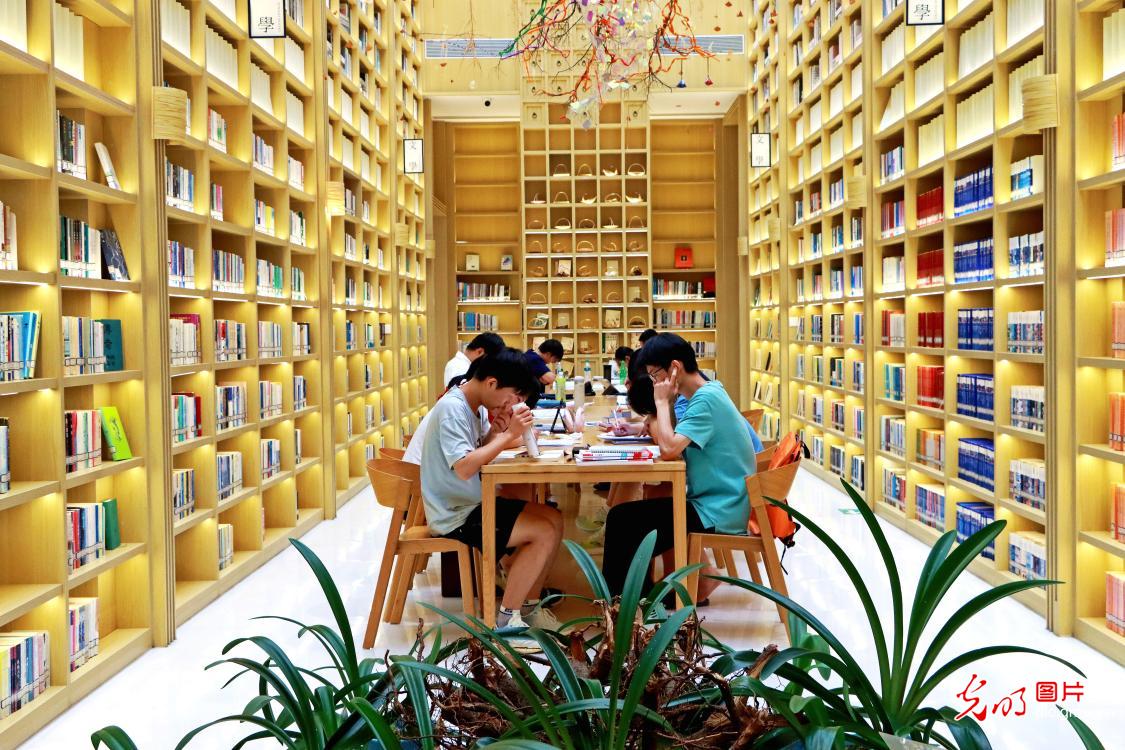 观展求知拓眼界 开卷品书度暑期