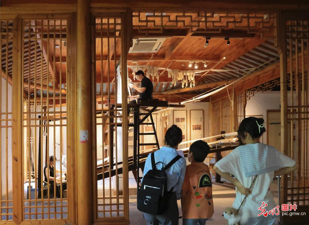 观展求知拓眼界 开卷品书度暑期